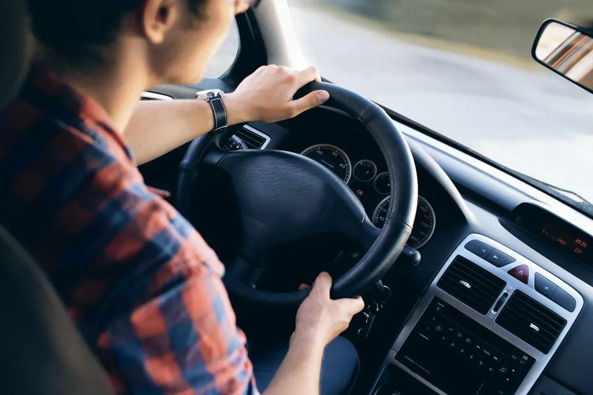 Persona manejando su auto asegurado